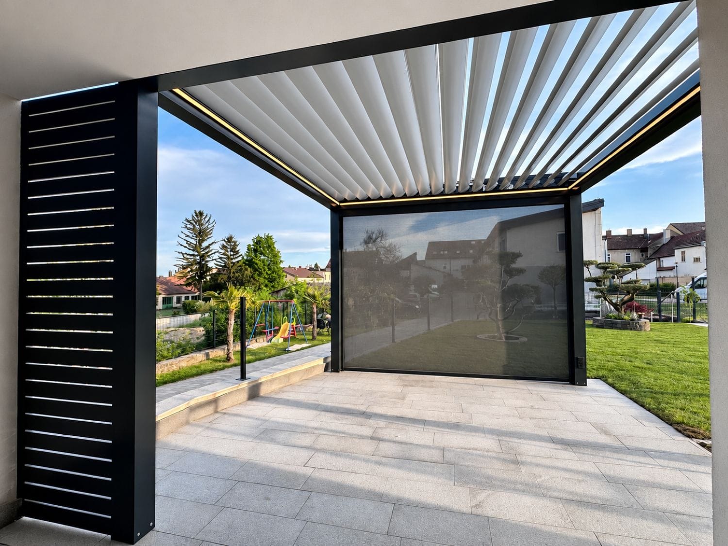 Elektrische Alu Pergola Lamellendach Terrassenüberdachung mit Lamellenseitenwand für Terrasse oder Balkon grau Amstetten, St.Pölten, Tulln, Mödling, Wien, Wien-Umgebung, Baden, Vösendorf, Mistelbach, Wiener Neustadt, Krems, Stockerau, Horn, Hollabrunn, Lilienfeld, Melk, Scheibbs, Wieselburg Niederösterreich, Oberösterreich , Linz, Wels, Asten,Traun,Steyr
