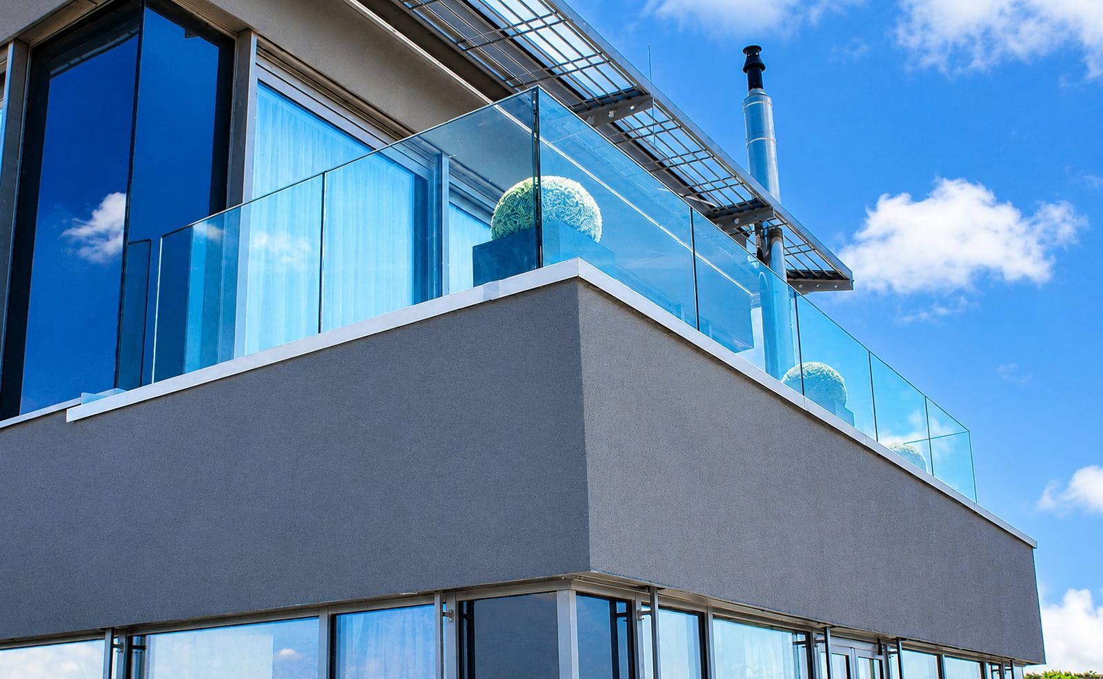 Glasgeländer mit Edelstahl als Sicherheitsglas für Treppen und Balkon Amstetten , St.Pölten, Tulln, Mödling, Wien, Wien Umgebung, Baden, Vösendorf, Mistelbach, Krems, Stockerau, Horn, Hollabrunn, Lilienfeld, Melk, Scheibbs, Wieselburg, Niederösterreich, Oberösterreich Linz, Traun, Asten, Steyr, Wels